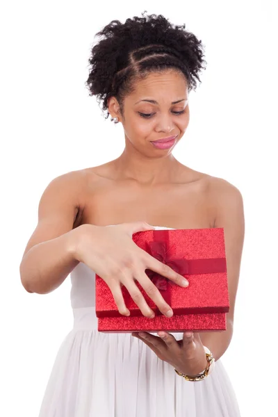 Hayal kırıklığına uğramış genç Afro-Amerikan kadın bir hediye kutusu açma — Stok fotoğraf