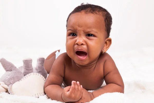 Kleine Afrikaanse Amerikaanse babymeisje huilen - zwarte mensen — Stockfoto