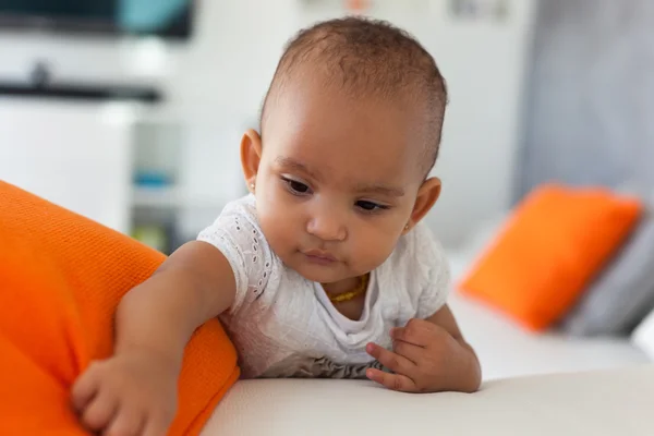 Porträt eines kleinen afrikanisch-amerikanischen Mädchens, das lächelt - schwarz — Stockfoto