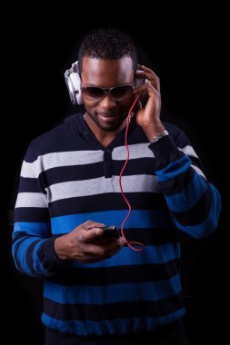 Afrika kökenli Amerikalı adam siyah backgr izole müzik dinlemek