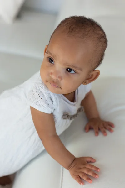 Porträtt av lilla afroamerikanska lilla flicka - Svarta människor — Stockfoto