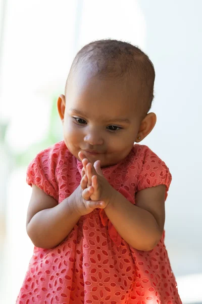 Portrét africké americké malá holčička s úsměvem - černá — Stock fotografie