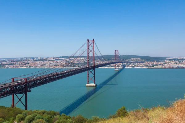 25 de abril Puente en Lisboa, Ponto 25 de abril em Lisboa. Puertos —  Fotos de Stock