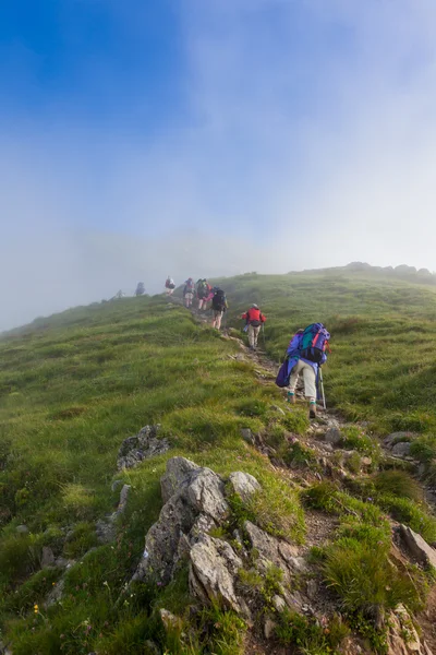 Ομάδα πεζοπόρος πεζοπορία σε Chamonix Mont blanc στην Γαλλία — Φωτογραφία Αρχείου