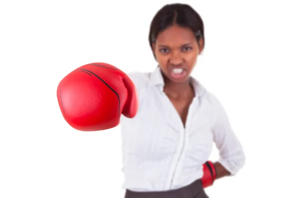 Jovem mulher negra usando luvas de boxe — Fotografia de Stock