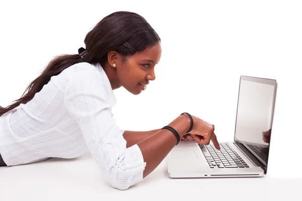 Mulher afro-americana usando um laptop - pessoas negras — Fotografia de Stock