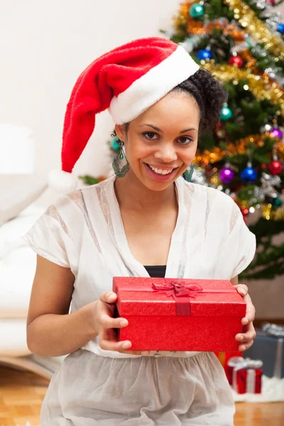 Junge afrikanisch-amerikanische Frau hält eine Geschenkschachtel - Schwarze — Stockfoto