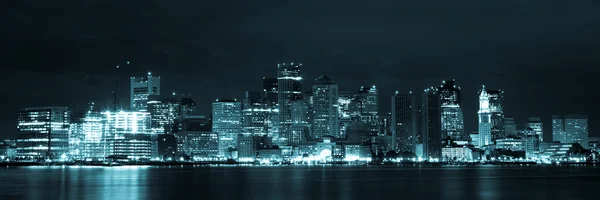 Boston skyline door nacht uit Oost-boston, massachusetts - Verenigde Staten — Stockfoto