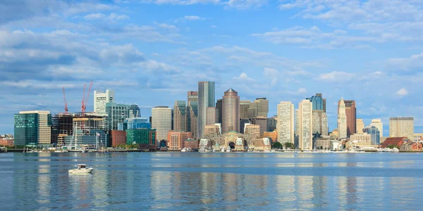 Boston skyline uit Oost-boston, massachusetts - Verenigde Staten — Stockfoto