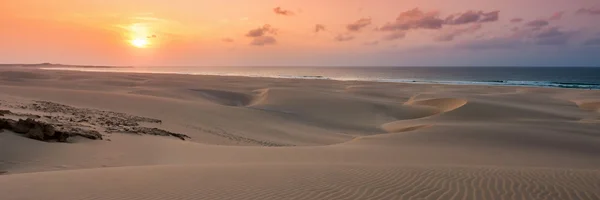 Pôr do sol em dunas de areia em Chaves Praia de Chaves em Boavista — Fotografia de Stock