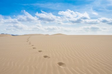 Ayak basmak Viana çöl - Deserto de Viana içinde kumulları içinde 