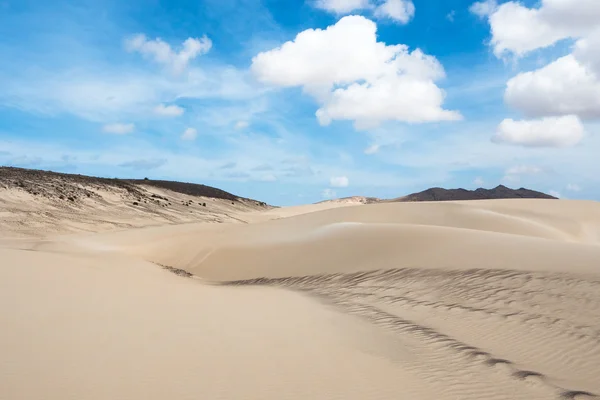 Песчаные дюны в пустыне Виана - Deserto de Viana в Боависте - Мыс — стоковое фото