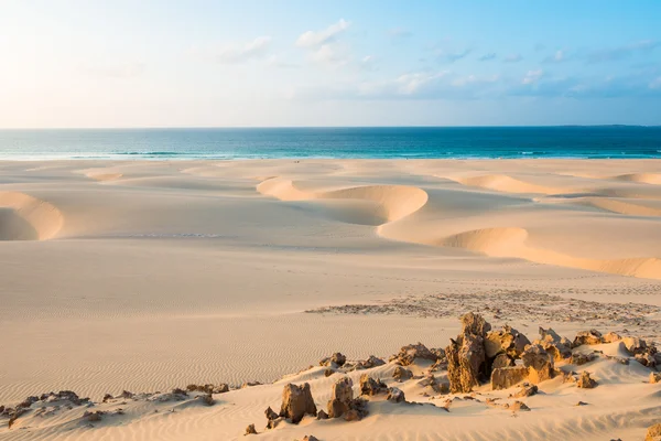 Песчаные дюны на пляже Chaves Praia de Chaves в Боависта Кейп Ве — стоковое фото