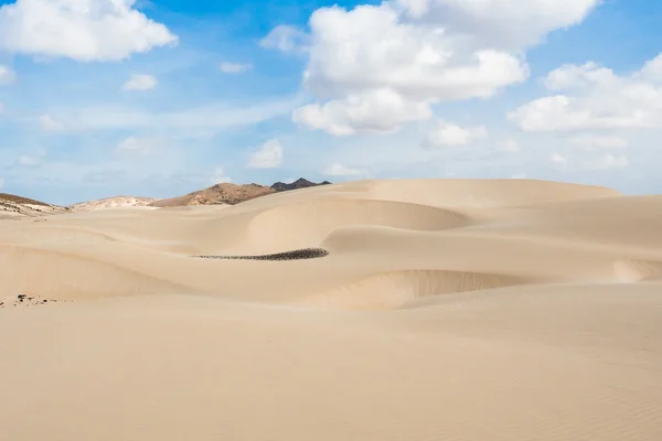 Dunas de arena en el desierto de Viana - Deserto de Viana en Boavista - Cabo —  Fotos de Stock