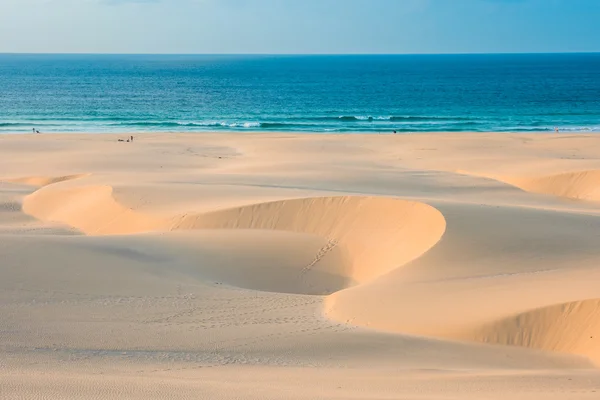 Песчаные дюны на пляже Chaves Praia de Chaves в Боависта Кейп Ве — стоковое фото