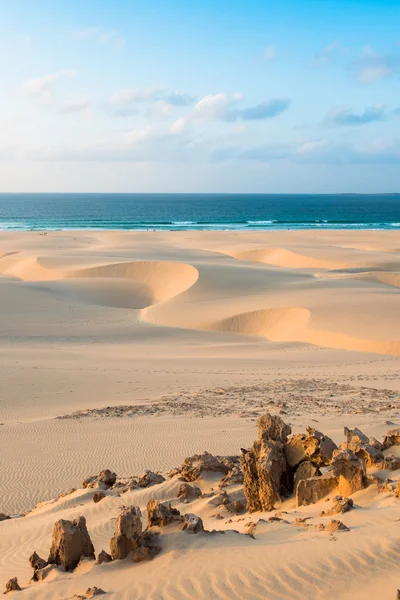 Dunas de arena en la playa de Chaves Praia de Chaves en Boavista Cape Ve —  Fotos de Stock