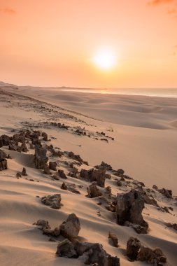 Günbatımı kum tepeleri Chaves Beach Praia de Chaves içinde Boavist üzerinde