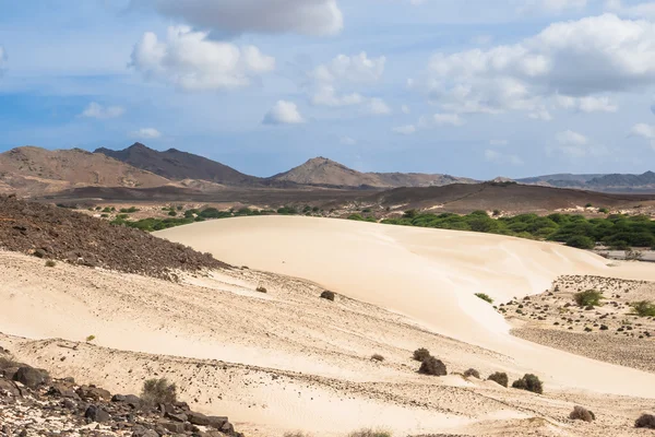 Песчаные дюны в пустыне Виана - Deserto de Viana в Боависте - Мыс — стоковое фото