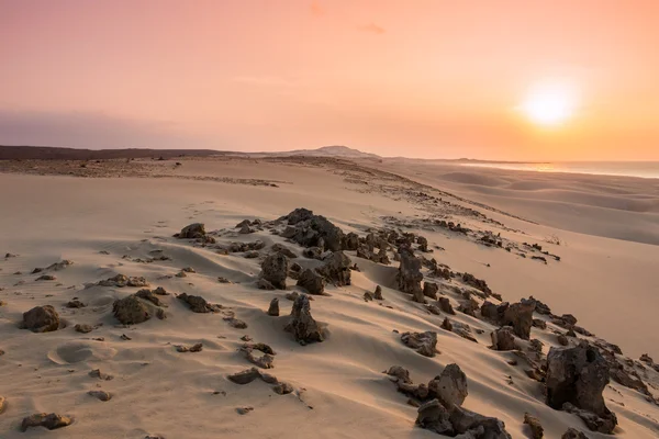 Puesta de sol en dunas de arena en la playa de Chaves Praia de Chaves en Boavist —  Fotos de Stock