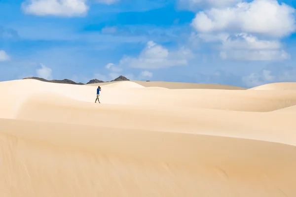 Песчаные дюны в пустыне Виана - Deserto de Viana в Боависте - Мыс — стоковое фото