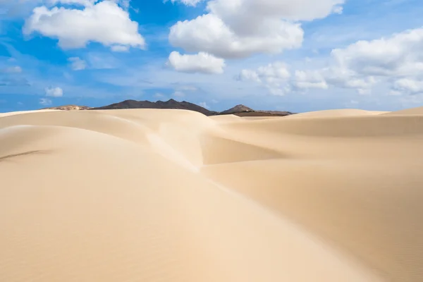 Песчаные дюны в пустыне Виана - Deserto de Viana в Боависте - Мыс — стоковое фото