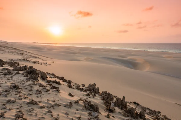 Закат на песчаных дюнах на пляже Шавес в Боависте — стоковое фото