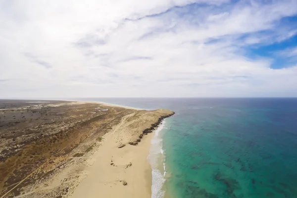 Vista aérea sobre dunas de areia na praia de Verandinha no Cabo V da Boavista — Fotografia de Stock