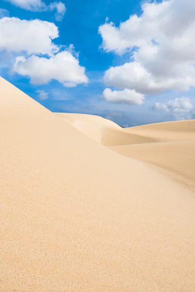 Dunas de arena en el desierto de Viana - Deserto de Viana en Boavista - Cabo — Foto de Stock