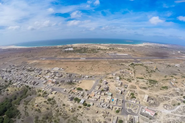 Luchtfoto - Rabil Internationaal stad in de buurt van Viana woestijn, Boavista - Cape Ve — Stockfoto