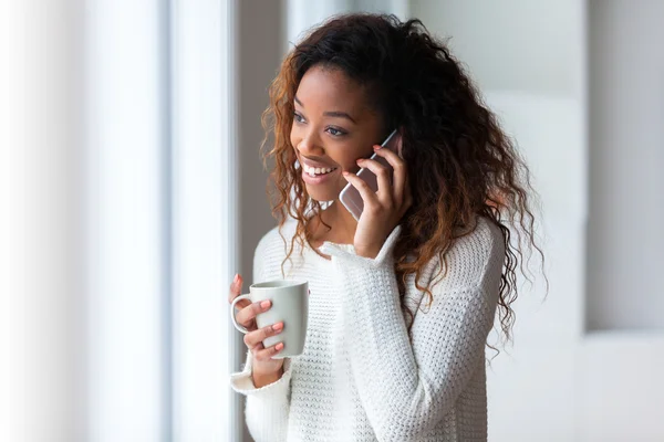 African American woman talking on phone — Stock Photo, Image