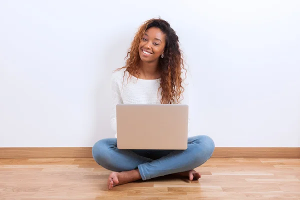 Estudante afro-americano menina com computador portátil — Fotografia de Stock