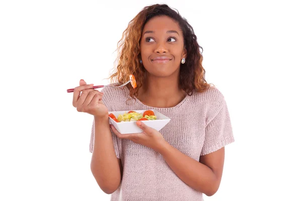 Africano mulher americana comendo salada, isolado no backgroun branco — Fotografia de Stock