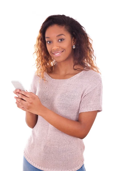 African American kobieta młody wysyłając wiadomość tekstową na jej smart — Zdjęcie stockowe