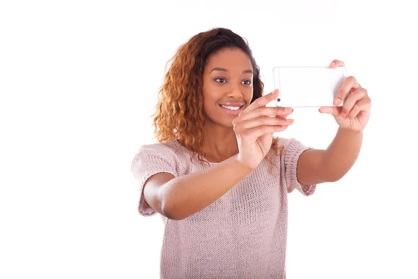 Unga afroamerikanska kvinna tar en selfie - självporträtt - B — Stockfoto