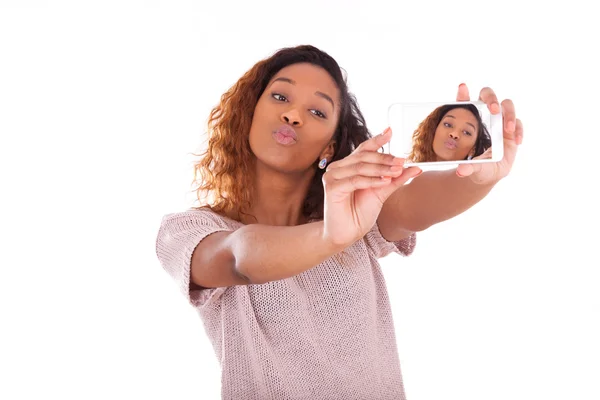 Jeune femme afro-américaine prenant un selfie - autoportrait - B — Photo