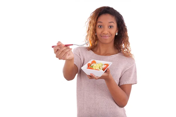 Mujer afroamericana comiendo ensalada, aislada sobre fondo blanco —  Fotos de Stock