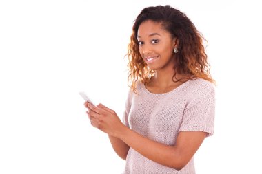 Afrikalı-Amerikalı genç kadın onun akıllı metin mesajı gönderme