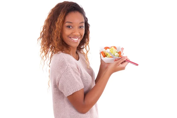 Africano mulher americana comendo salada, isolado no backgroun branco — Fotografia de Stock