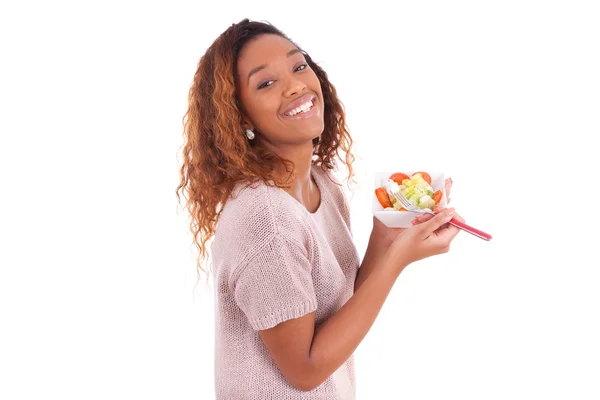 Africano mulher americana comendo salada, isolado no backgroun branco — Fotografia de Stock