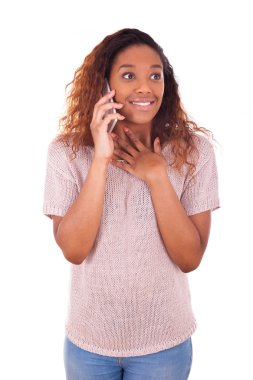 Kendinden geçmiş genç Afro-Amerikan kadın ona bir telefon görüşmesi