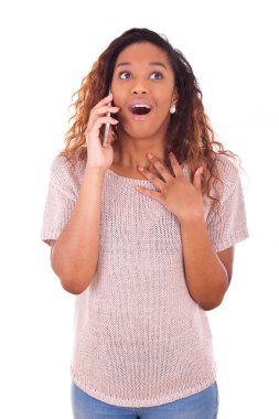 Kendinden geçmiş genç Afro-Amerikan kadın ona bir telefon görüşmesi