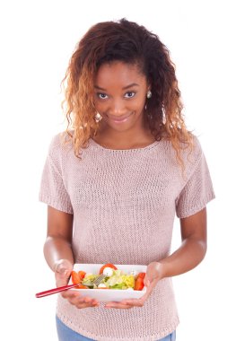 Afrikalı-Amerikalı kadın üzerinde beyaz adam izole salata, yemek