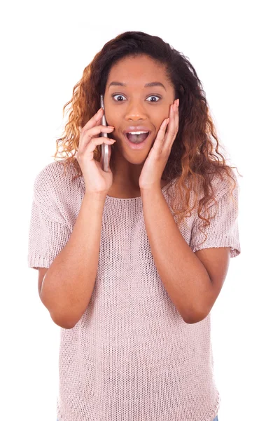 Εκστατική νεαρός αφρικανική αμερικανική γυναίκα που πραγματοποίηση μιας τηλεφωνικής κλήσης πάνω της — Φωτογραφία Αρχείου