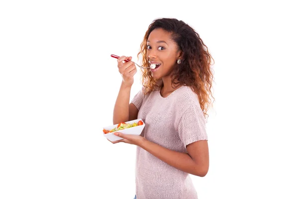 Africano mulher americana comendo salada, isolado no backgroun branco — Fotografia de Stock