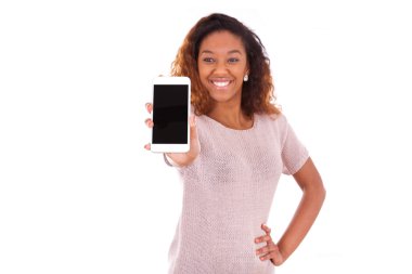 Afrikalı-Amerikalı kadın bir cep telefonu gösterilen 