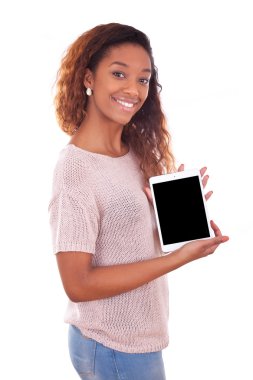 Afrikalı-Amerikalı bir dokunsal tablet tutan kadın