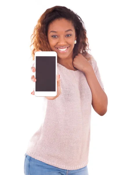 Афроамериканка показывает мобильный телефон — стоковое фото