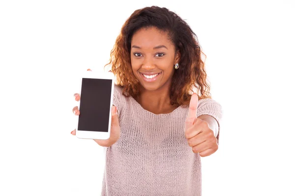 Mulher Africano-Americana mostrando um telefone celular e fazendo polegares — Fotografia de Stock