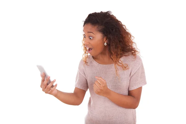 Angry african american woman screaming to her mobile phone — Stock Photo, Image