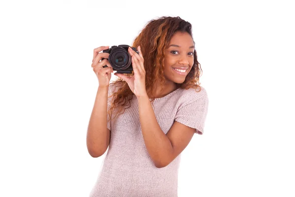 African American fotograf tar bilder med en dslr-kamera — Stockfoto